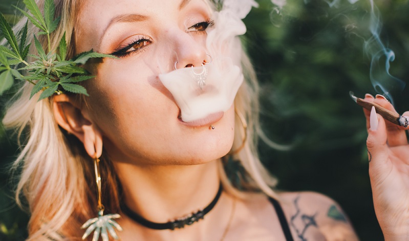 Während einige Länder Cannabis bereits legalisiert haben, ist die Rechtslage in Deutschland noch immer nicht eindeutig. Es stellt sich die Frage, was mittlerweile erlaubt und was aktuell immer noch verboten ist.