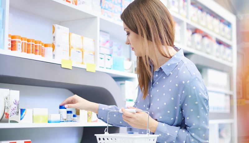 Zu den frei verkäuflichen Arzneimitteln, die man in der Drogerie oder auch im Supermarkt findet und die somit nicht apothekenpflichtig sind, zählen alle Produkte, die nicht dazu geeignet sind, „schwerwiegende Krankheiten zu heilen“. 