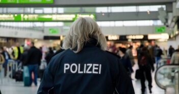 Polizei Dortmund: Polizeiauto verursacht Karambolage! (Video) (Foto: shutterstock - Lutsenko_Oleksandr)