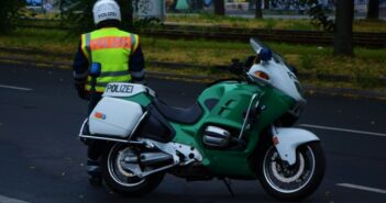 Berliner Polizei: Die Motorrad-Polizei ist aufmerksam auf der Autobahn (Foto: shutterstock - Adrian Jurczak)