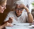 Rentnerin hilfsbedürftig (Foto: AdobeStock - pikselstock)