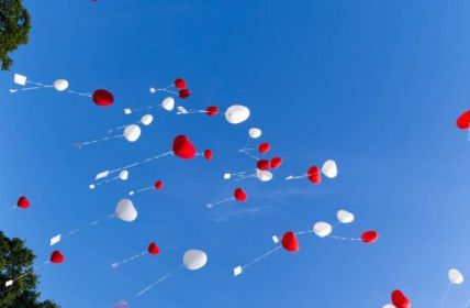 Hochzeitstradition: Wann Ballonsteigen Genehmigung erfordert (Foto: AdobeStock - canonieri 88742989)