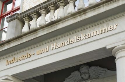 Kostenlose Beratung und Vorlagen für Arbeitsverträge (Foto: AdobeStock - effge images 132256476)