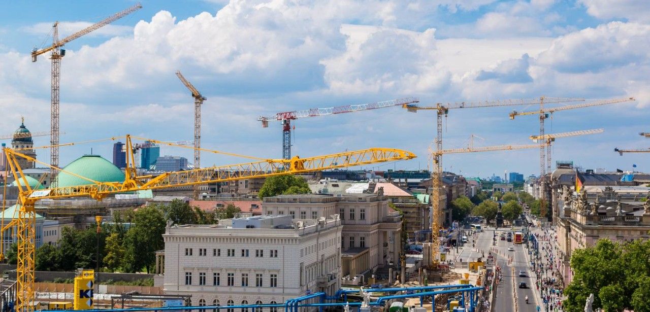 Kostenexplosion und Verzögerungen: Berliner Schulbau-Initiative gerät in (Foto: AdobeStock 74835358 Sergii Figurnyi)