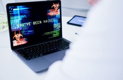 Effektiver Schutz vor Hackerangriffen: Maßnahmen für (Foto: AdobeStock - Sharne T peopleimages.com 618749004)