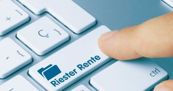 Gericht erklärt Rentenkürzung bei Riester-Verträgen für (Foto: AdobeStock - momius 168735511)