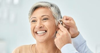 Zuschuss für Hörgeräte: Unterstützung durch die Krankenkasse (Foto: AdobeStock - 449757160 Kzenon)