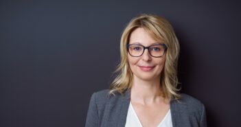 E-Mail nach Feierabend: Natali fordert eine klare E-Mail-Politik (Foto: AdobeStock - contrastwerkstatt 111617490)