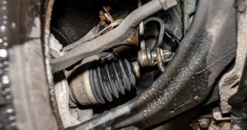 Schlagen links vorne am Auto: Ursachen und Lösungen (Foto: AdobeStock - Michal 328551717)