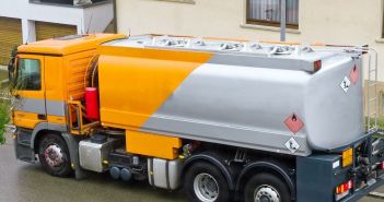 Rohölpreise explodieren durch Nahostkonflikt: Verbraucher stornierungsrechte jetzt dringend (Foto: AdobeStock - Jürgen Fälchle - 103763424)