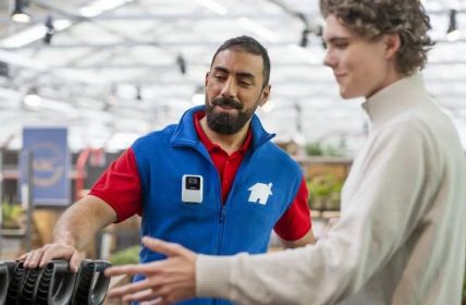 Body Worn Kameras erhöhen Mitarbeitersicherheit und Effizienz im (Foto: Axis Communications AB)