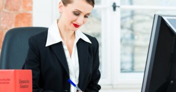 Arbeitsabläufe in Anwaltskanzleien optimieren: Wie digitale Lösungen Prozesse, Fristen und Mandatsverwaltung verbessern (Foto: AdobeStock - Kzenon - 50512492)