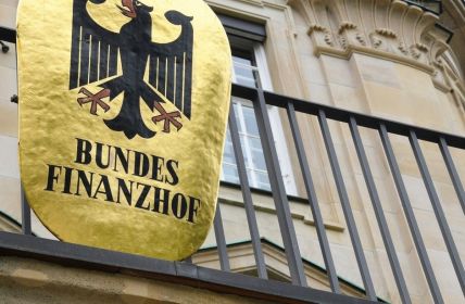 BFH-Urteil erweitert Steuerbefreiung geerbter Familienheime um Garten- und (Foto: AdobeStock - nmann77 - 360664041)